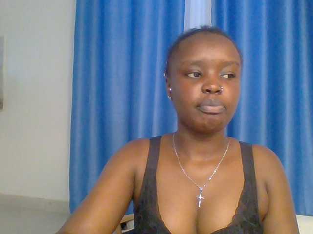 le modèle BubblyAngels est en webcam porno dans un show sur le site bongacams, il possède les tags suivants: Ebony,Brunette,Trimmed