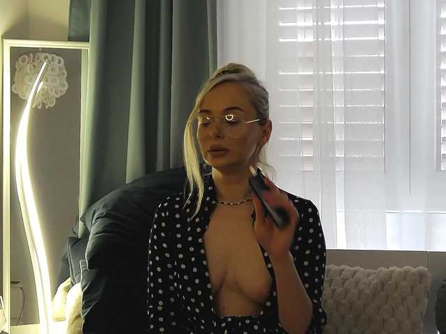 OrianaWade live cam on BongaCams