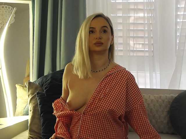 OrianaWade live cam on BongaCams