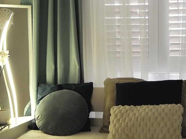 OrianaWade live cam on BongaCams