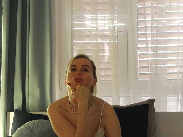 OrianaWade live cam on BongaCams