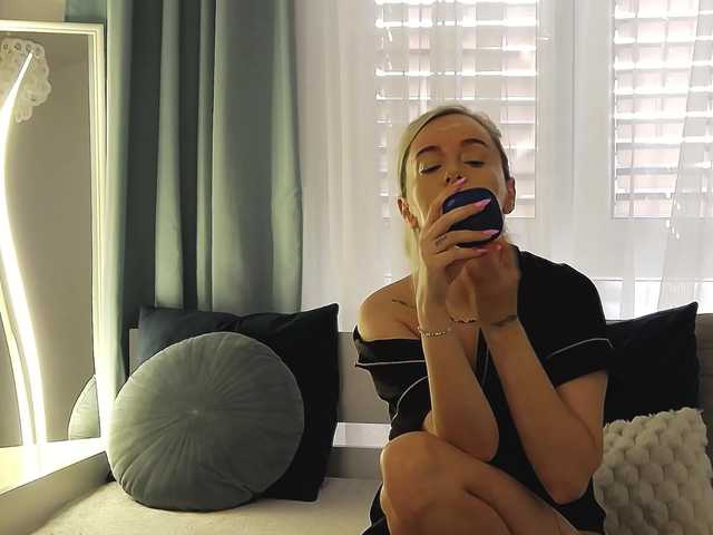 le modèle OrianaWade est en webcam porno dans un show sur le site bongacams, il possède les tags suivants: White/Caucasian,Blonde,Shaved
