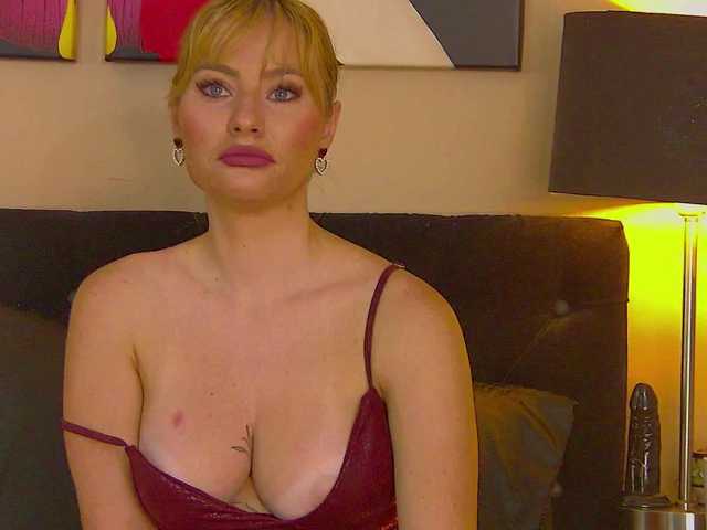 MisshaNight live webcam show