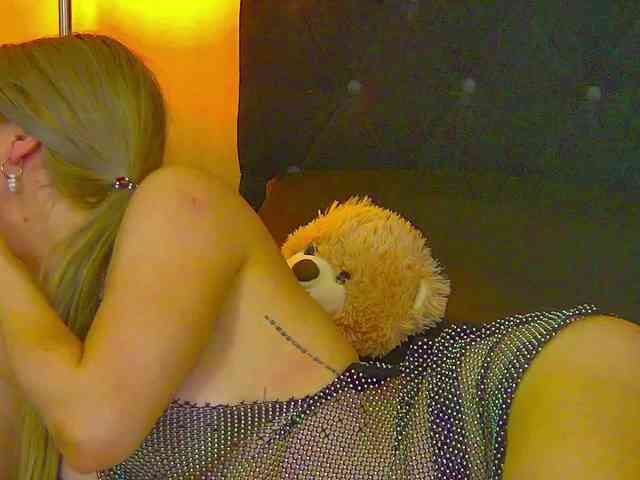 MisshaNight webcam