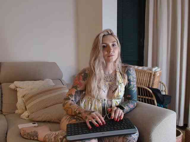 Tattoobbgirl webcam