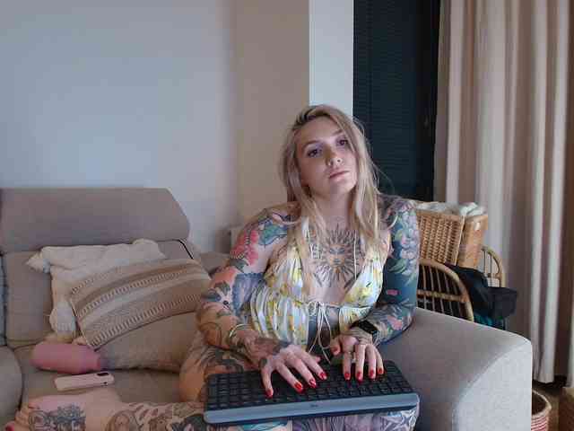 Tattoobbgirl webcam