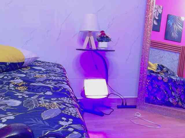 NaughtyMommyy webcam
