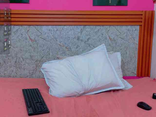 NaughtyMommyy webcam