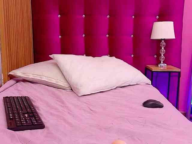 NaughtyMommyy webcam