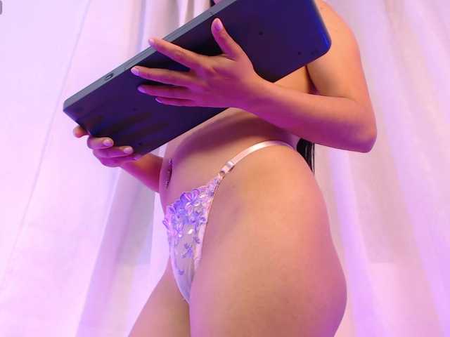 melanie-gates live cam on BongaCams