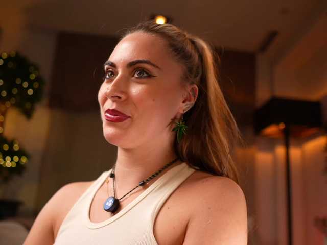 SofiaWaveess live webcam show