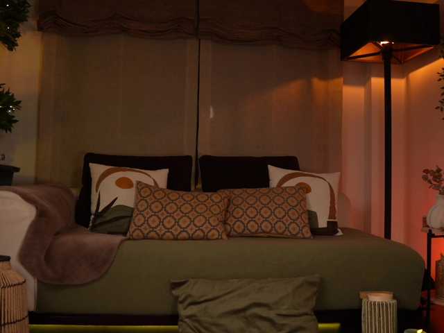 SofiaWaveess live webcam show