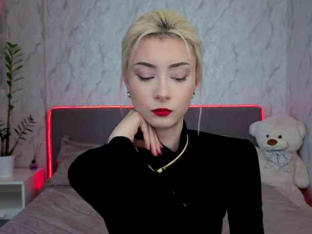 Este modelo está en vivo ahora. kittysocutie