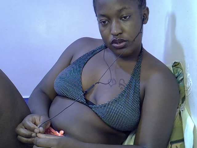 le modèle Honey-drop est en webcam porno dans un show sur le site bongacams, il possède les tags suivants: Ebony,Brunette,Trimmed