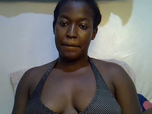 le modèle Honey-drop est en webcam porno dans un show sur le site bongacams, il possède les tags suivants: Ebony,Brunette,Trimmed