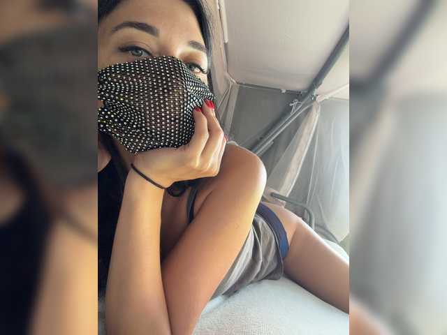 VikkiMouse18 live cam on BongaCams
