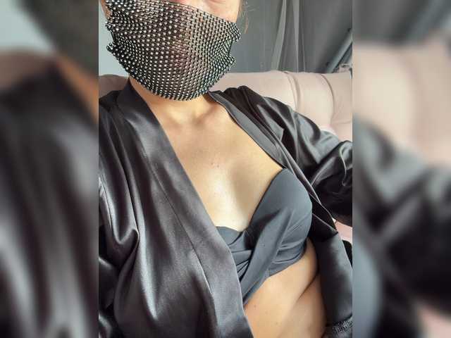 VikkiMouse18 live cam on BongaCams