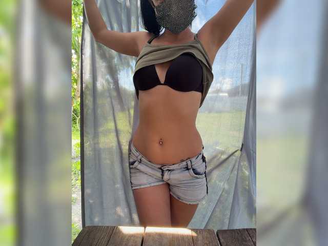 VikkiMouse18 live cam on BongaCams