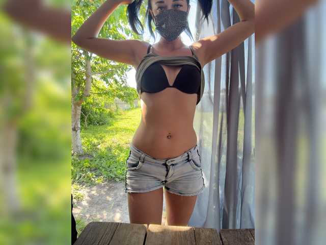 VikkiMouse18 live cam on BongaCams