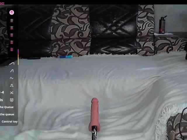 VikkiMouse18 webcam