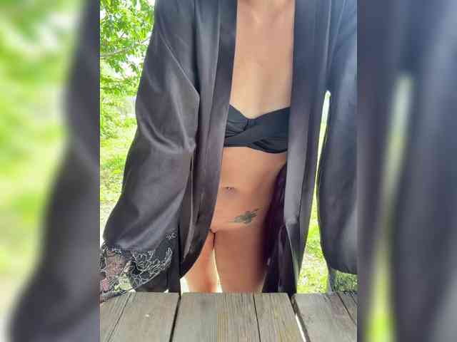 VikkiMouse18 webcam