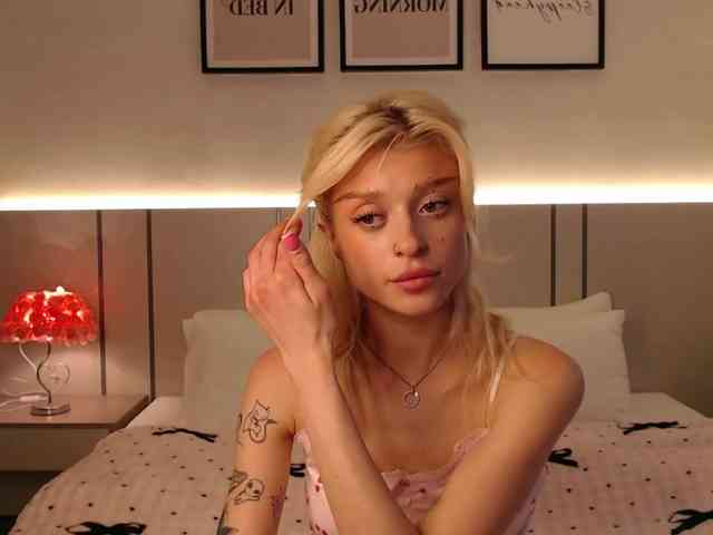 BlondyLi webcam