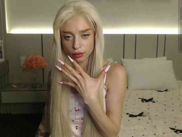 该模特正在直播。 BlondyLi