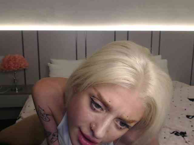 该模特正在直播。 BlondyLi