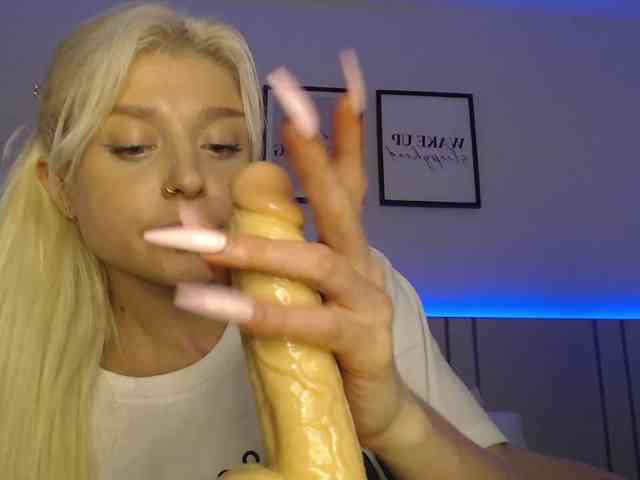 BlondyLi webcam