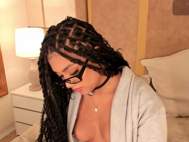 dionneventuri live cam on BongaCams