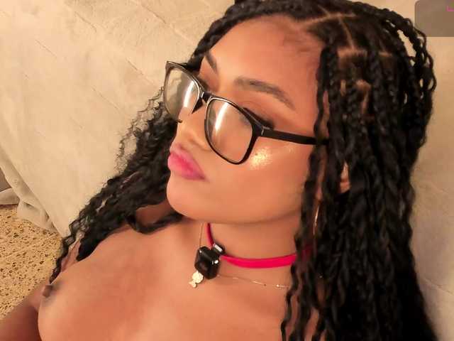 dionneventuri live cam on BongaCams