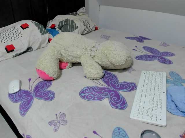 le modèle AntonelaMoon est en webcam porno dans un show sur le site bongacams, il possède les tags suivants: Latino/Hispanic,Brunette,Shaved