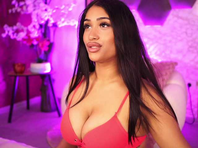 Sex chat gratuit in direct cu KiraKrush pe BongaCams