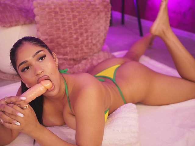 KiraKrush live cam on BongaCams