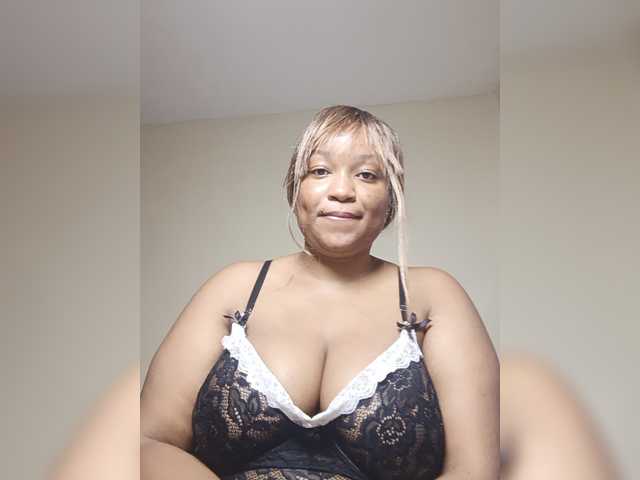Queenluna271 live cam on BongaCams