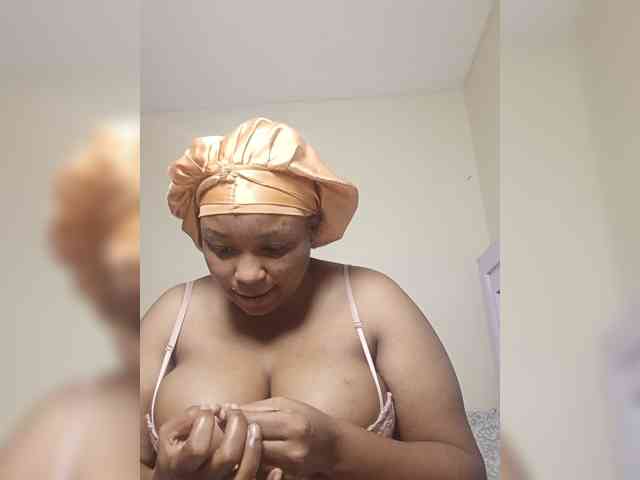 Queenluna271 webcam