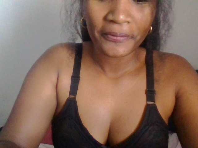 le modèle Christelley est en webcam porno dans un show sur le site bongacams, il possède les tags suivants: Ebony,Brunette,Trimmed