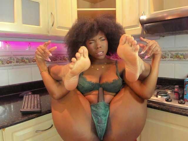 AmiraJones live cam on BongaCams