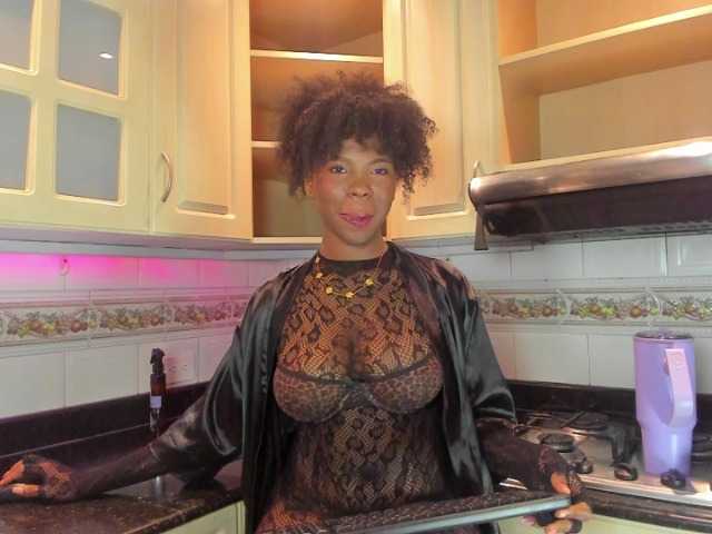 AmiraJones live cam on BongaCams