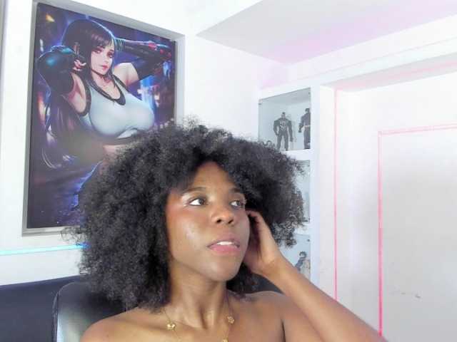 AmiraJones live cam on BongaCams