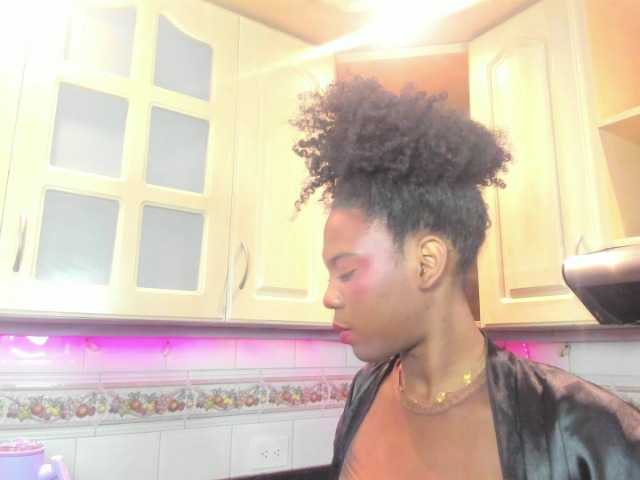 AmiraJones live cam on BongaCams