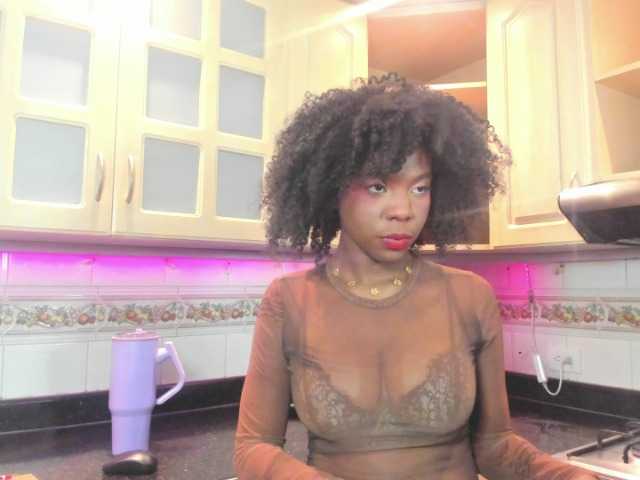 AmiraJones live cam on BongaCams