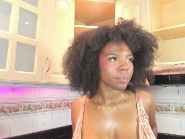 AmiraJones live cam on BongaCams