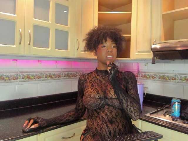 AmiraJones live cam on BongaCams