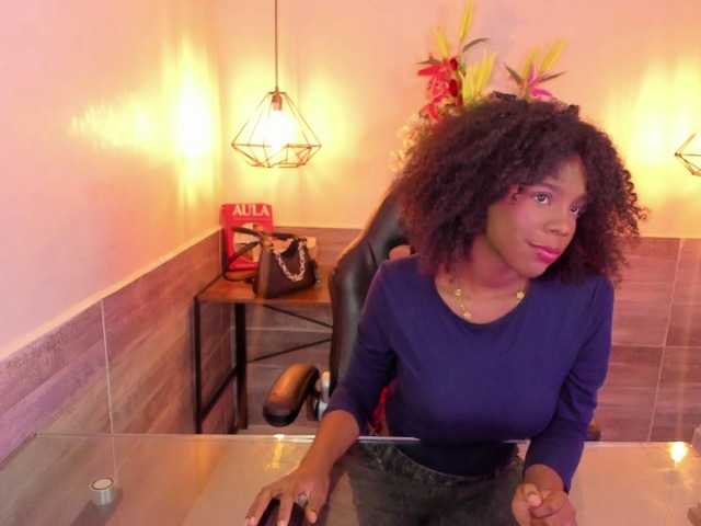 AmiraJones live cam on BongaCams