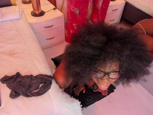 AmiraJones live cam on BongaCams
