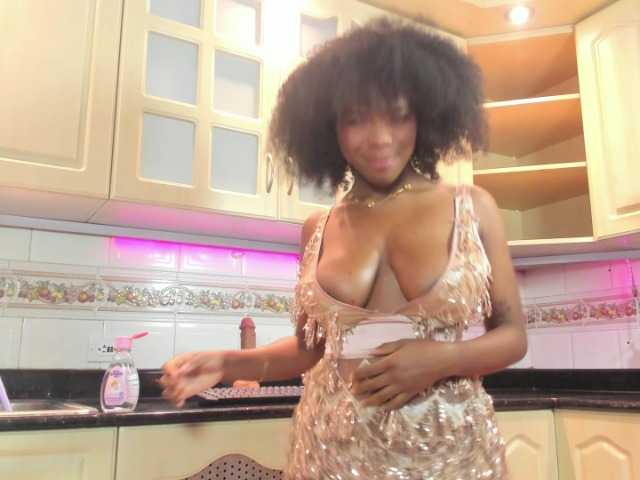 AmiraJones live cam on BongaCams