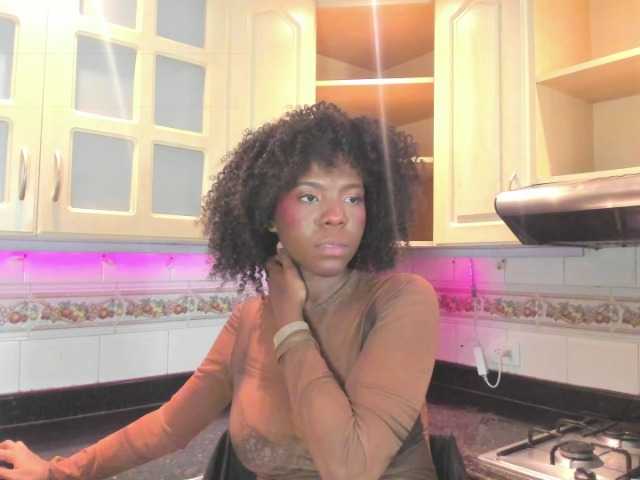 AmiraJones live cam on BongaCams
