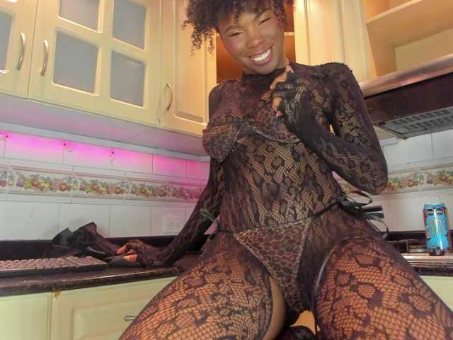AmiraJones live cam on BongaCams