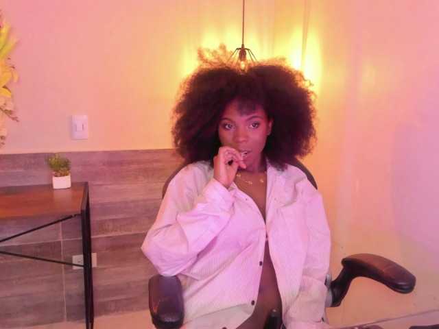 AmiraJones live cam on BongaCams